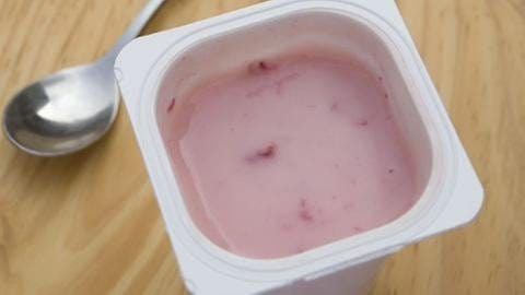 Ein Becher mit Fruchtjoghurt (Foto: Getty Images, Thinkstock -)