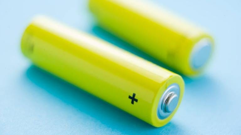 Zwei Batterien liegen auf einem einem blauen Untergrund (Foto: Getty Images, Thinkstock -)