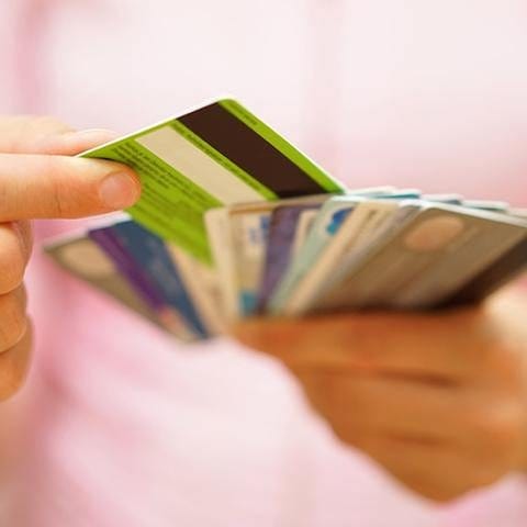 Frau hält mehrere Kreditkarten in der Hand