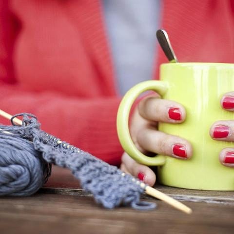 Frau mit Tasse und Strickzeug (Foto: Getty Images, Thinkstock -)