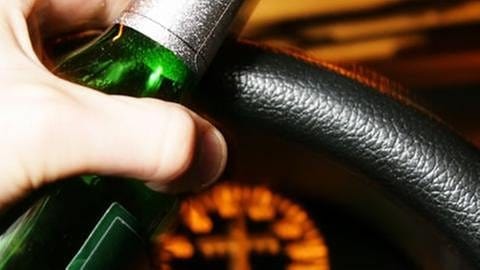 Autofahrer mit Bierflasche am fahren (Foto: Getty Images, Thinkstock -)