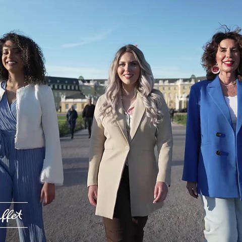 Drei Frauen in Blazern vor dem Karlsruher Schloss