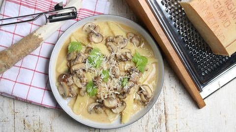 Champignons in Parmesan-Meerrettich-Soße mit Kartoffelnudeln (Foto: SWR, SWR -)