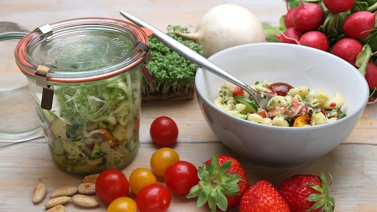 Nudel-Gemüse-Salat im Glas (Foto: SWR, SWR -)