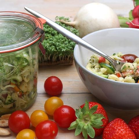Nudel-Gemüse-Salat im Glas (Foto: SWR, SWR -)