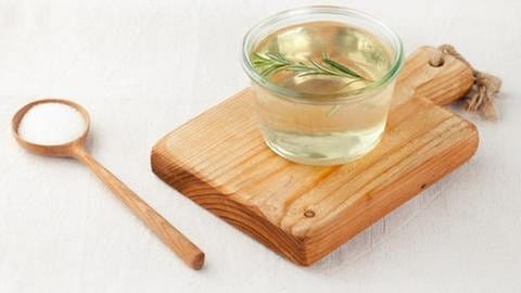Zuckersirup steht in einem kleinen Weckglas auf einem Holzbrett. (Foto: Getty Images, Thinkstock -)