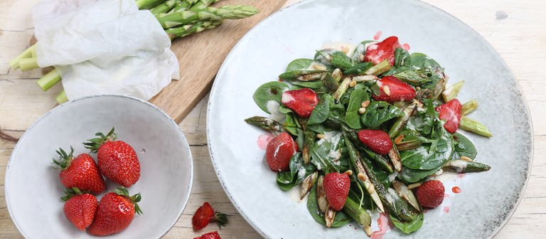 Spargel-Erdbeer-Spinat-Salat mit Tahini-Zitronensauce (Foto: SWR, SWR -)