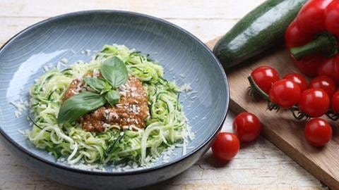 Zucchini-Spaghetti mit Tomaten-Paprika-Pesto (Foto: SWR, SWR -)