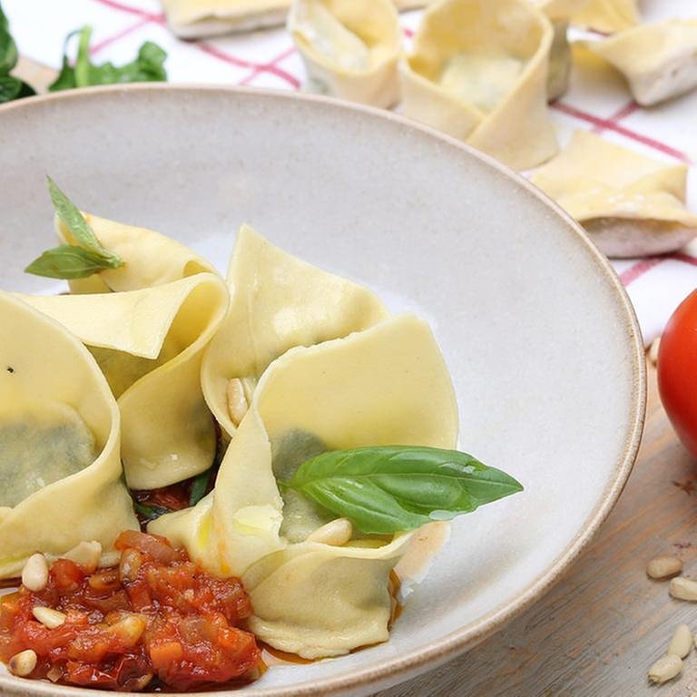 Spinat-Ricotta-Tortellini mit Tomatensauce (Foto: SWR, SWR -)