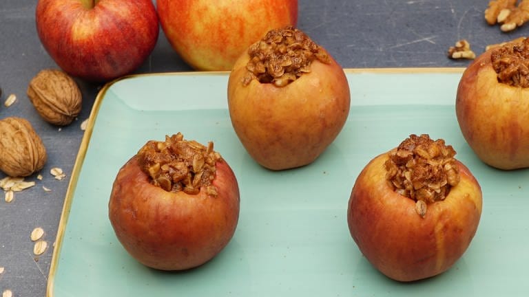 Bratapfel mit Nüssen und Haferflocken (Foto: SWR, SWR -)