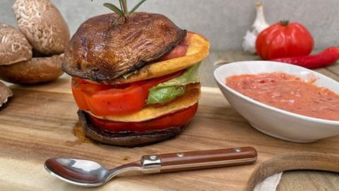 Portobello-Burger mit Ochsenherztomate und Linsenpatty (Foto: SWR, SWR -)