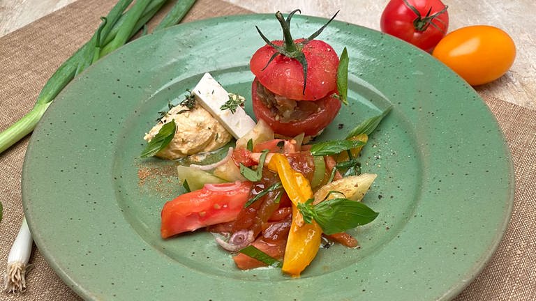 Tomatensalat mit Auberginenpüree und Feta (Foto: SWR, SWR -)