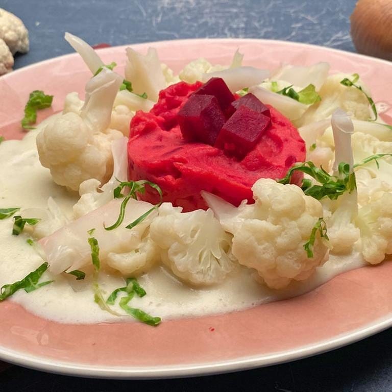 Blumenkohl in Käsesauce mit Kartoffel-Rote Bete-Püree (Foto: SWR, SWR -)