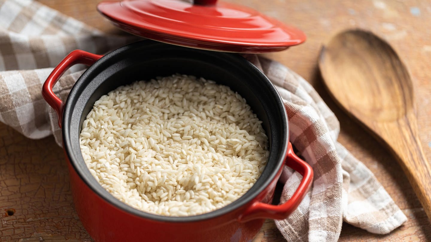 roher Risotto-Reis in einem Topf