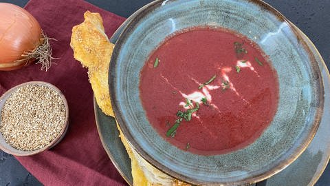 Rote-Bete-Suppe mit Sesamstange (Foto: SWR)