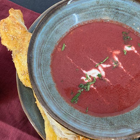 Rote-Bete-Suppe mit Sesamstange (Foto: SWR)
