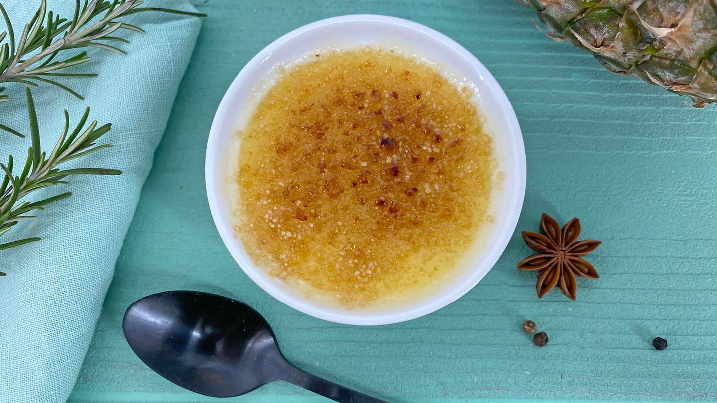 Rosmarin-Crème brûlée mit Gewürz-Ananas (Foto: SWR)