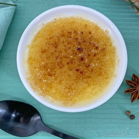 Rosmarin-Crème brûlée mit Gewürz-Ananas (Foto: SWR)