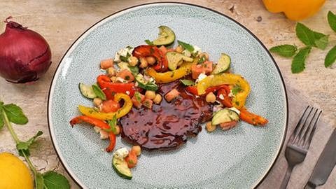 Schweinehalssteak mit Grill-Gemüse-Salat (Foto: SWR, SWR -)