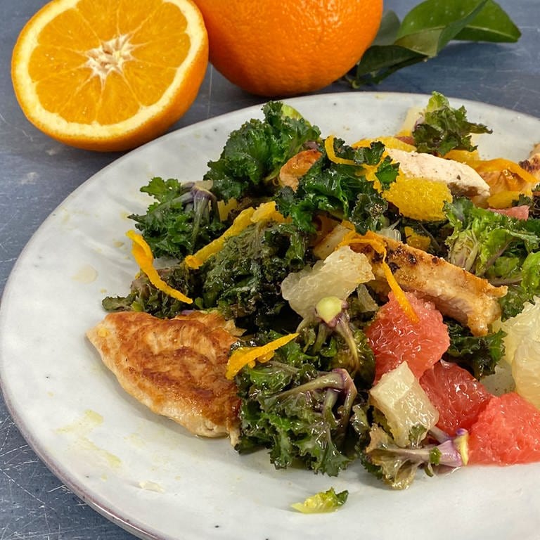 Salat von Kohlröschen mit Zitrusfrüchten und gebratener Hähnchenbrust (Foto: SWR)