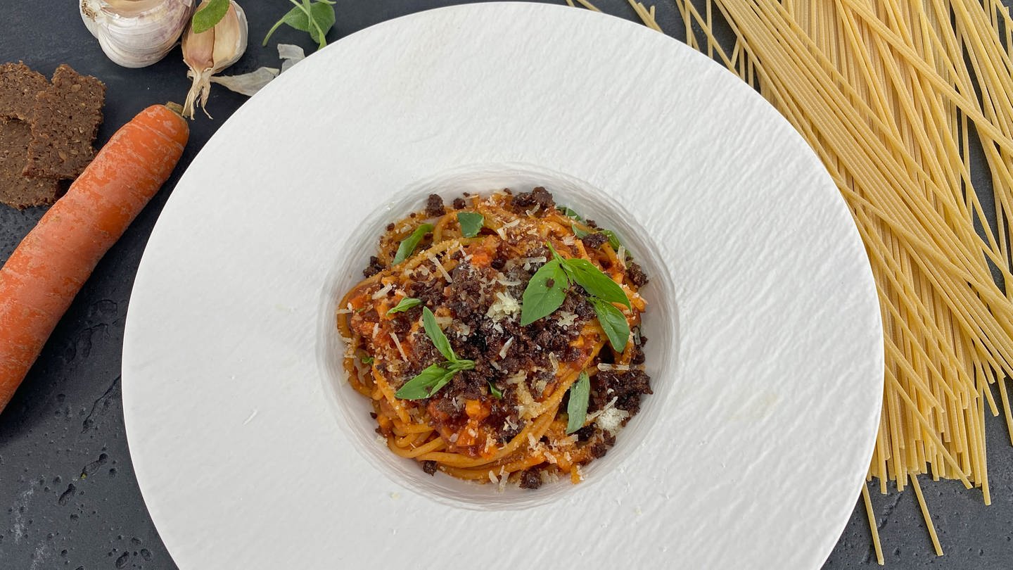 Spaghetti mit Pumpernickel-Bolognese (Foto: SWR)