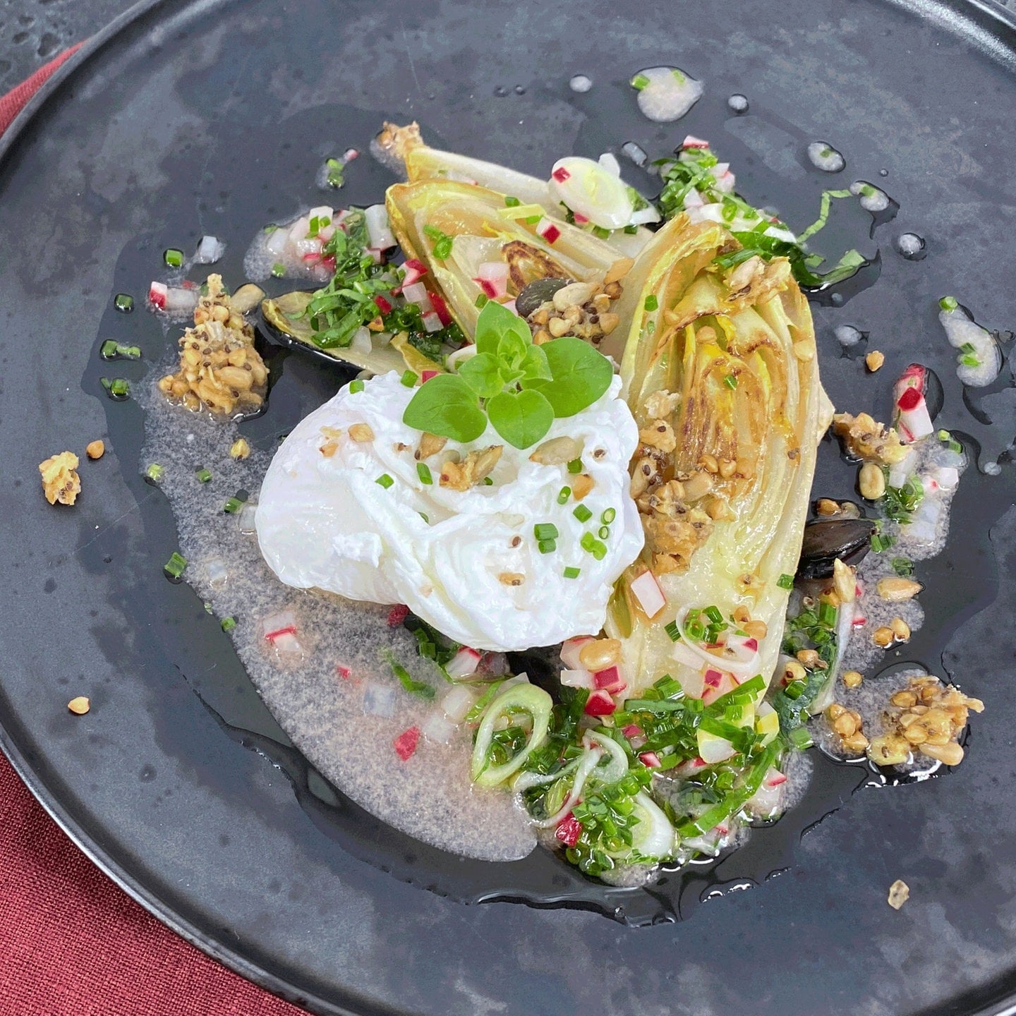 Rezept: Gebratener Chicorée mit Kräutervinaigrette und pochiertem Ei ...