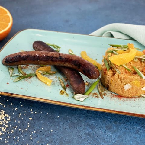 Gemüse-Couscous mit orientalischer Bratwurst (Foto: SWR)