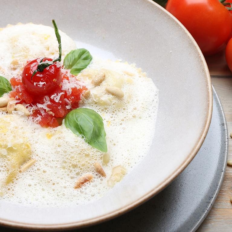 Ricotta-Ravioli mit getrockneten Tomaten und Parmesanschaum (Foto: SWR, SWR -)