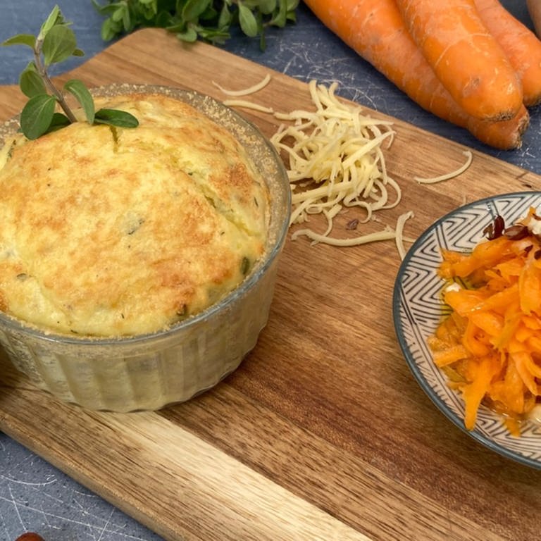 Käse-Kartoffel-Soufflé mit Karottensalat (Foto: SWR)