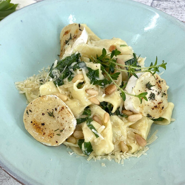 Rezept: Breite Nudeln mit Bärlauch-Parmesan-Sauce - Rezepte - ARD ...