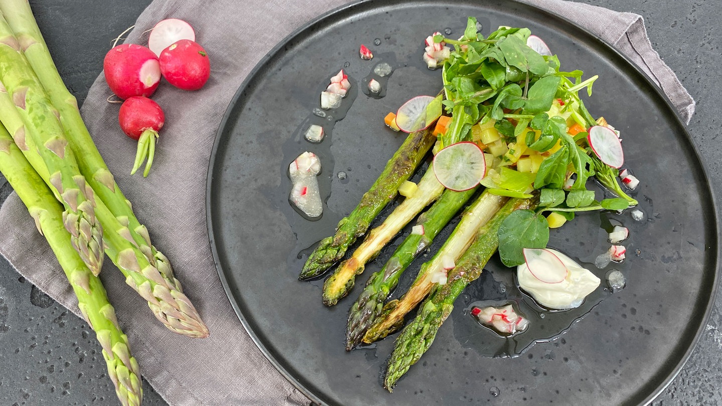 Rezept: Gebratener grüner Spargel mit Kartoffelgemüse - Rezepte - ARD ...