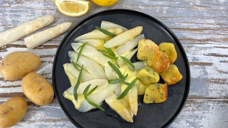 Kartoffelbuchteln mit gedünstetem Spargel und Zitronen-Hollandaise (Foto: SWR)