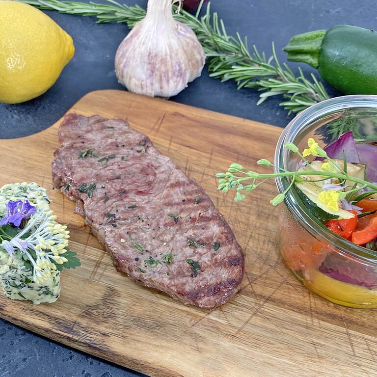 Steak und Gemüse vom Grill mit Kräuterbutter (Foto: SWR)