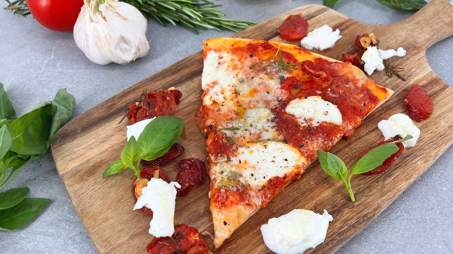 Rezept: Pizza mit zweierlei Käse - Rezepte - ARD-Buffet - TV