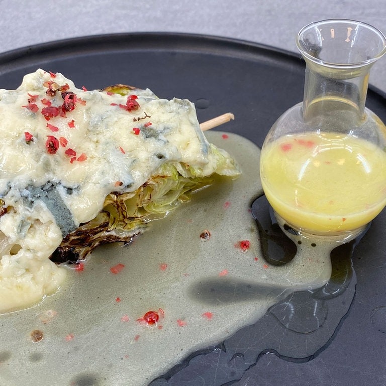 Gebratener Eisbergsalat mit Gorgonzola - Rezepte - ARD-Buffet - TV