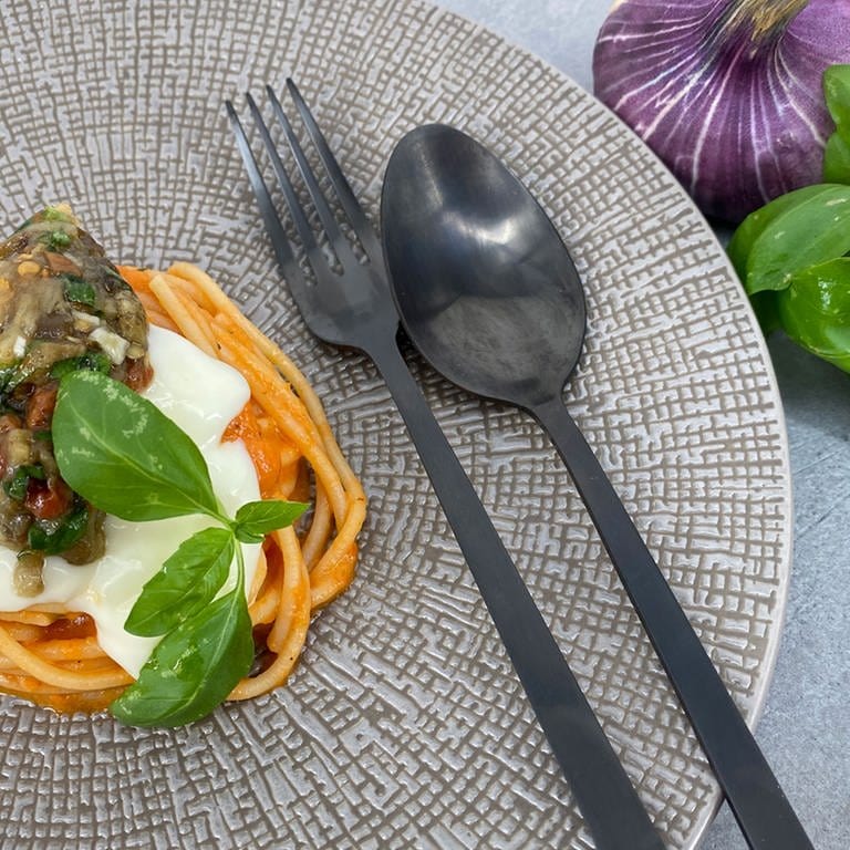 Spaghetti mit Ofenpaprikacreme und Aubergine (Foto: SWR)