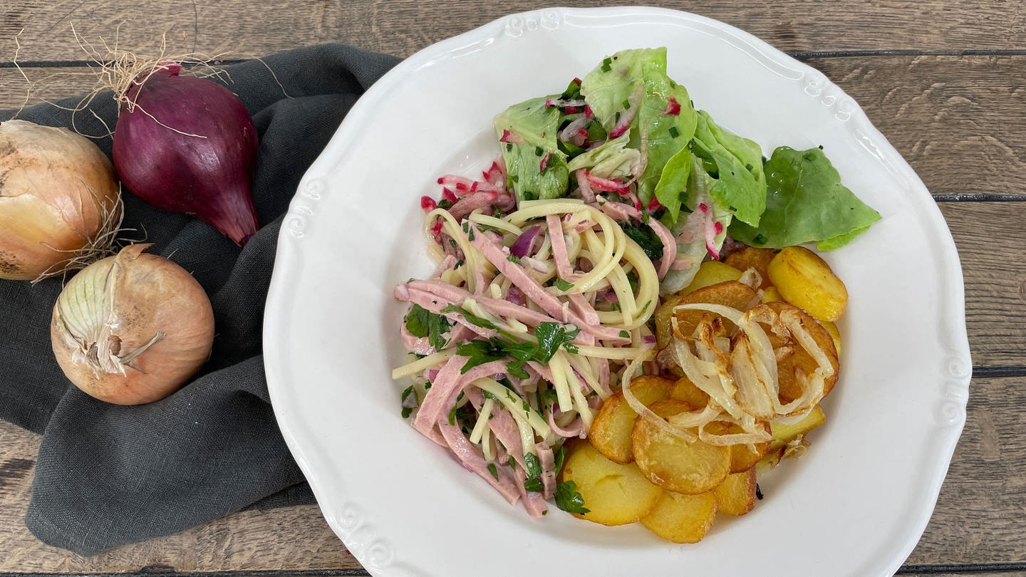 Schweizer Wurstsalat mit Bratkartoffeln - Rezepte - ARD-Buffet - TV