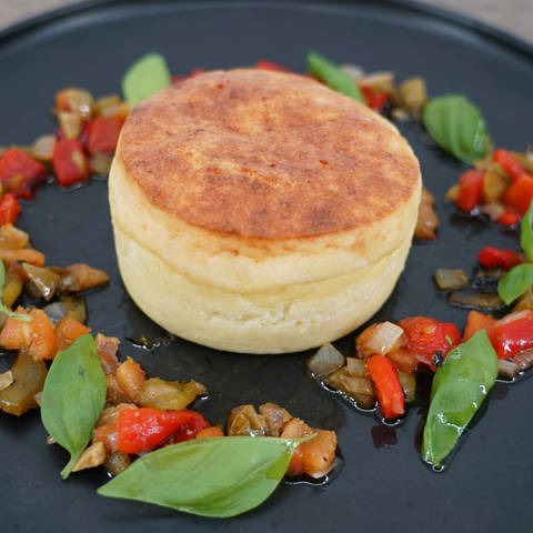 Parmesan-Soufflé mit Paprikagemüse (Foto: SWR)