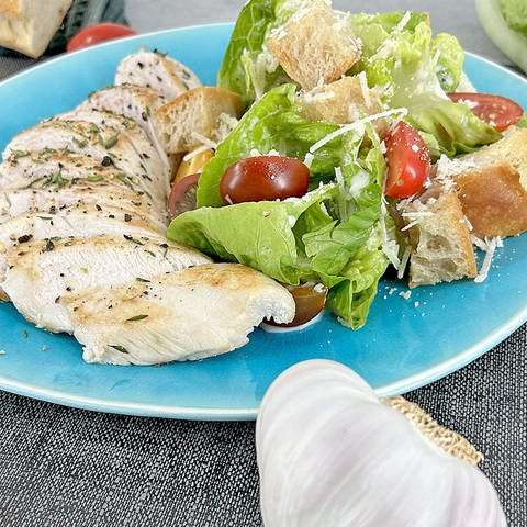 Caesar Salad mit gebratener Hähnchenbrust  (Foto: SWR)