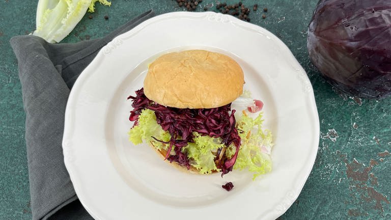 Wildburger mit Rotkohlsalat und gebratenen Pilzen (Foto: SWR)