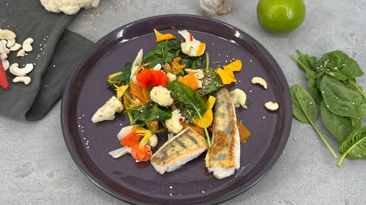 Scharfer Gemüsesalat mit gebratenem Fischfilet - Rezepte - ARD-Buffet - TV