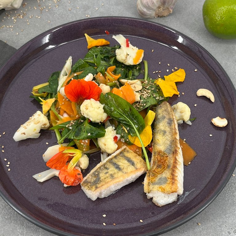Scharfer Gemüsesalat mit gebratenem Fischfilet (Foto: SWR)
