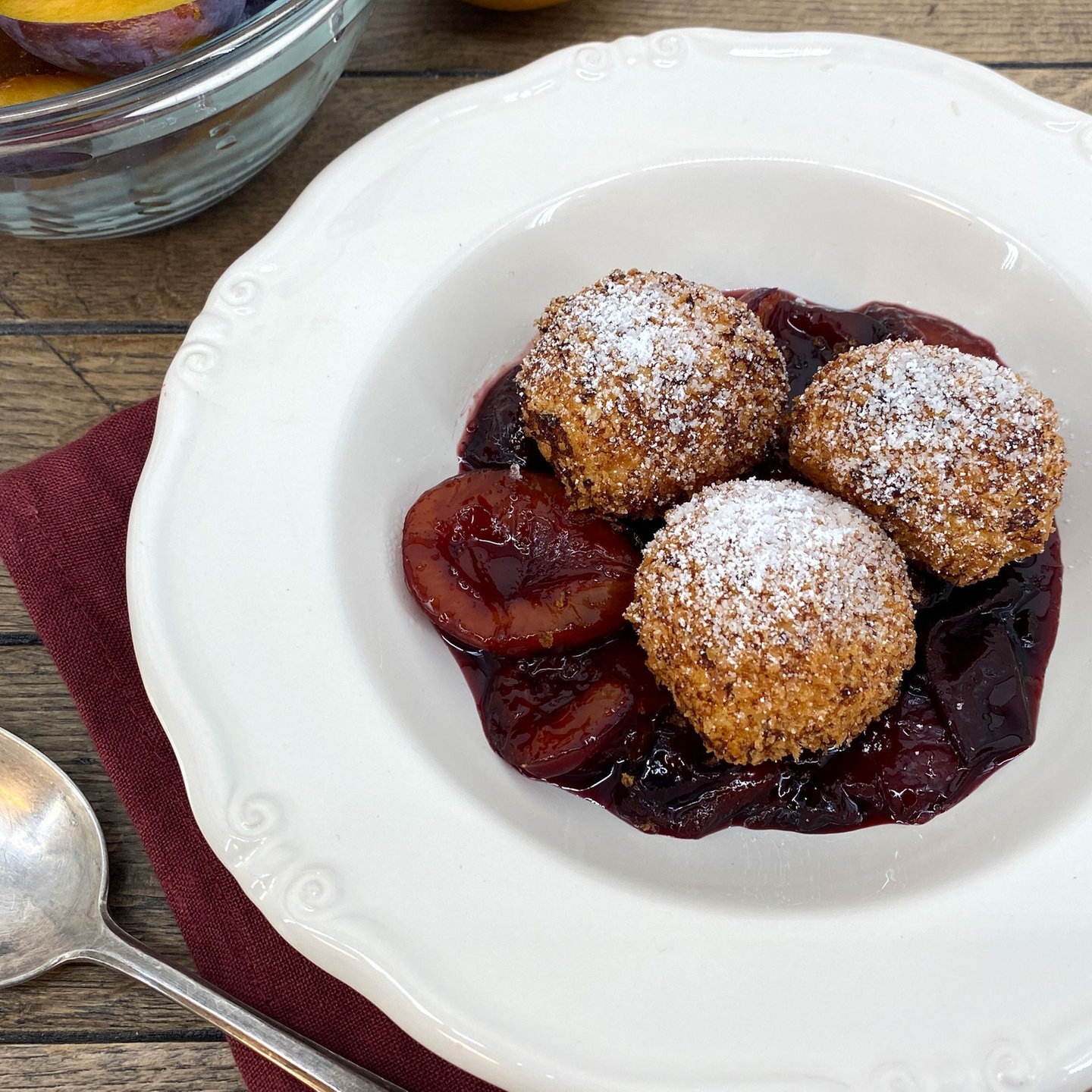 Rezept: Topfenknödel mit Zwetschgenröster - Rezepte - ARD-Buffet - TV