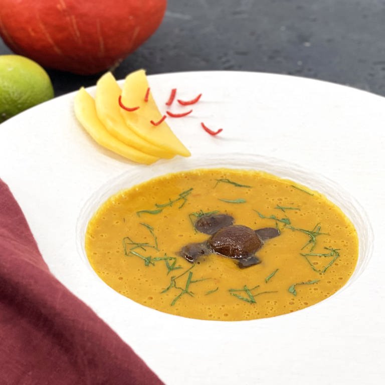 Cremige Kürbissuppe mit Mango und Maronen (Foto: SWR)