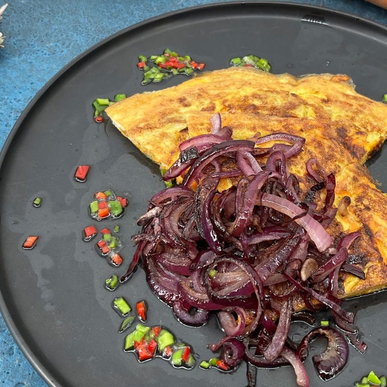 Süßkartoffel-Omelett mit Röstzwiebeln und Knoblauch-Chili-Mix (Foto: SWR)