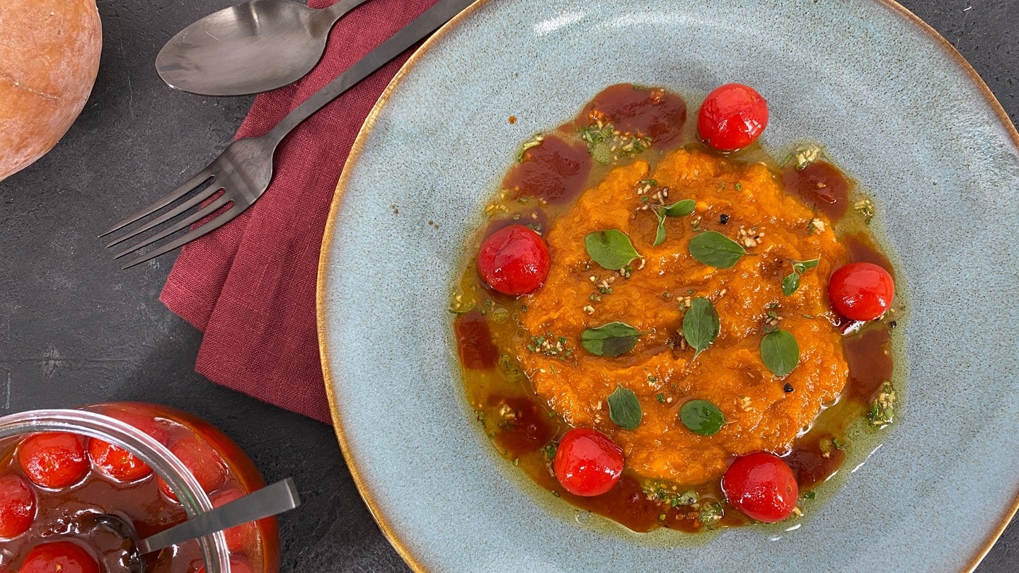 Rezept: Kürbispüree mit marinierten Kirschtomaten - Rezepte - ARD ...