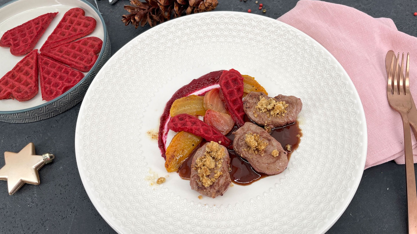 Rezept: Rehmedaillons mit Rote Bete-Waffeln - Rezepte - ARD-Buffet - TV