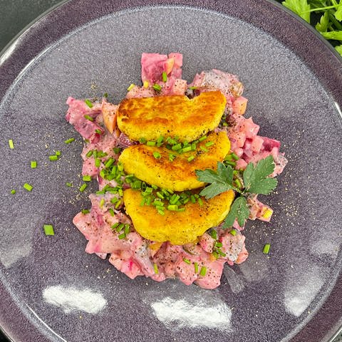 Heringssalat mit Roter Bete und Kartoffelplätzchen (Foto: )