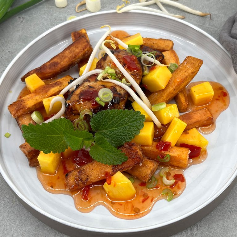 BBQ-Chicken-Salat mit Mango und Süßkartoffel-Pommes (Foto: SWR)