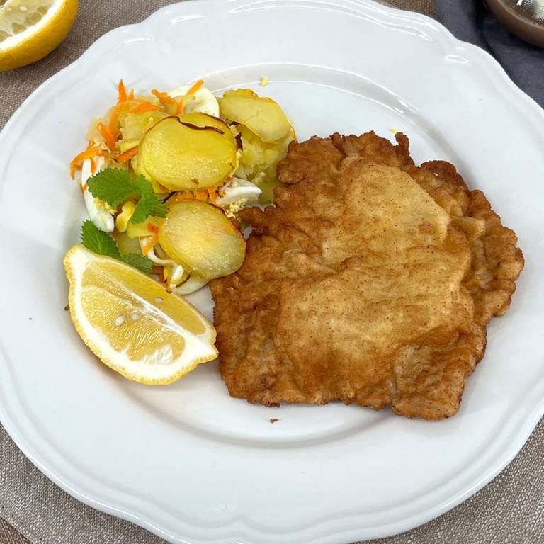 Paniertes Schnitzel mit französischen Kartoffeln